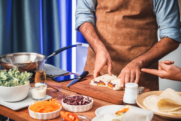 Kucharz przygotowujący potrawę